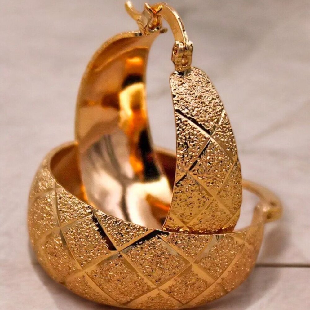 NWT Women Gold Textured Geometric Brushed  Trendy Hoop Earrings - Picture 2 of 4